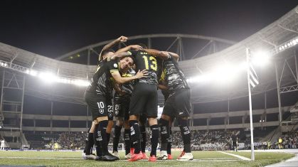 Botafogo comemora gol sobre o Vasco no Estádio Nilton Santos