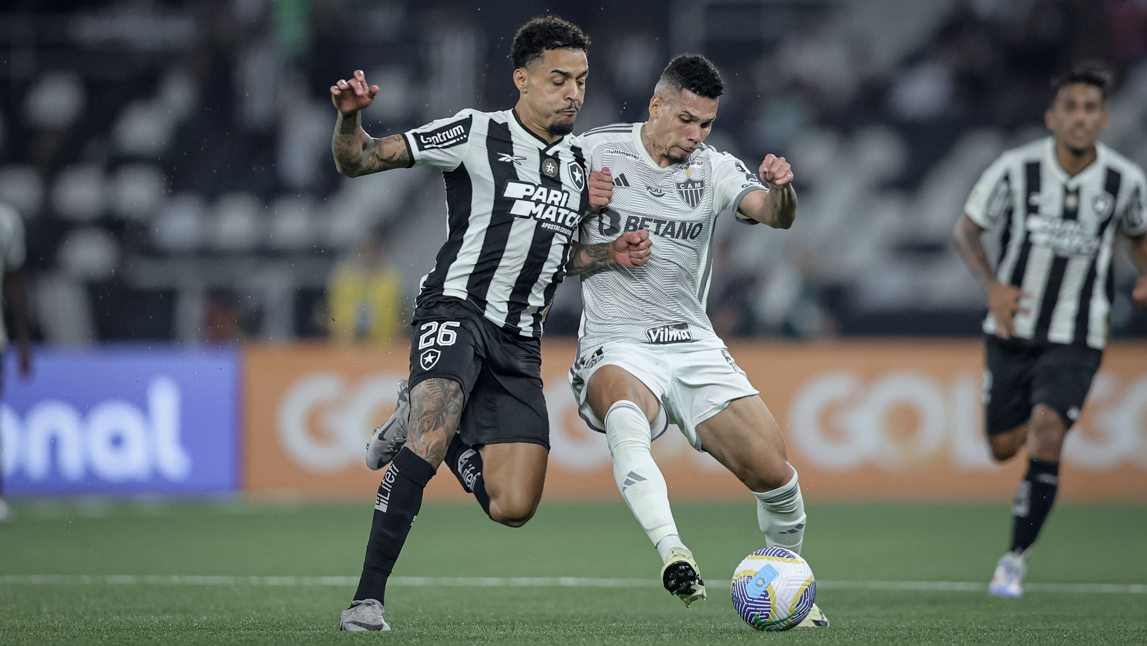 Gregore e Paulinho em disputa de bola no Brasileirão