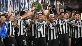 Jogadores do Botafogo erguem a taça do Brasileirão