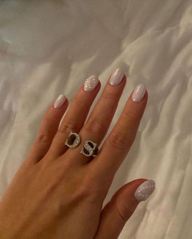 Unhas de Sabrina Carpenter com branco perolado • Instagram/Sabrina Carpenter