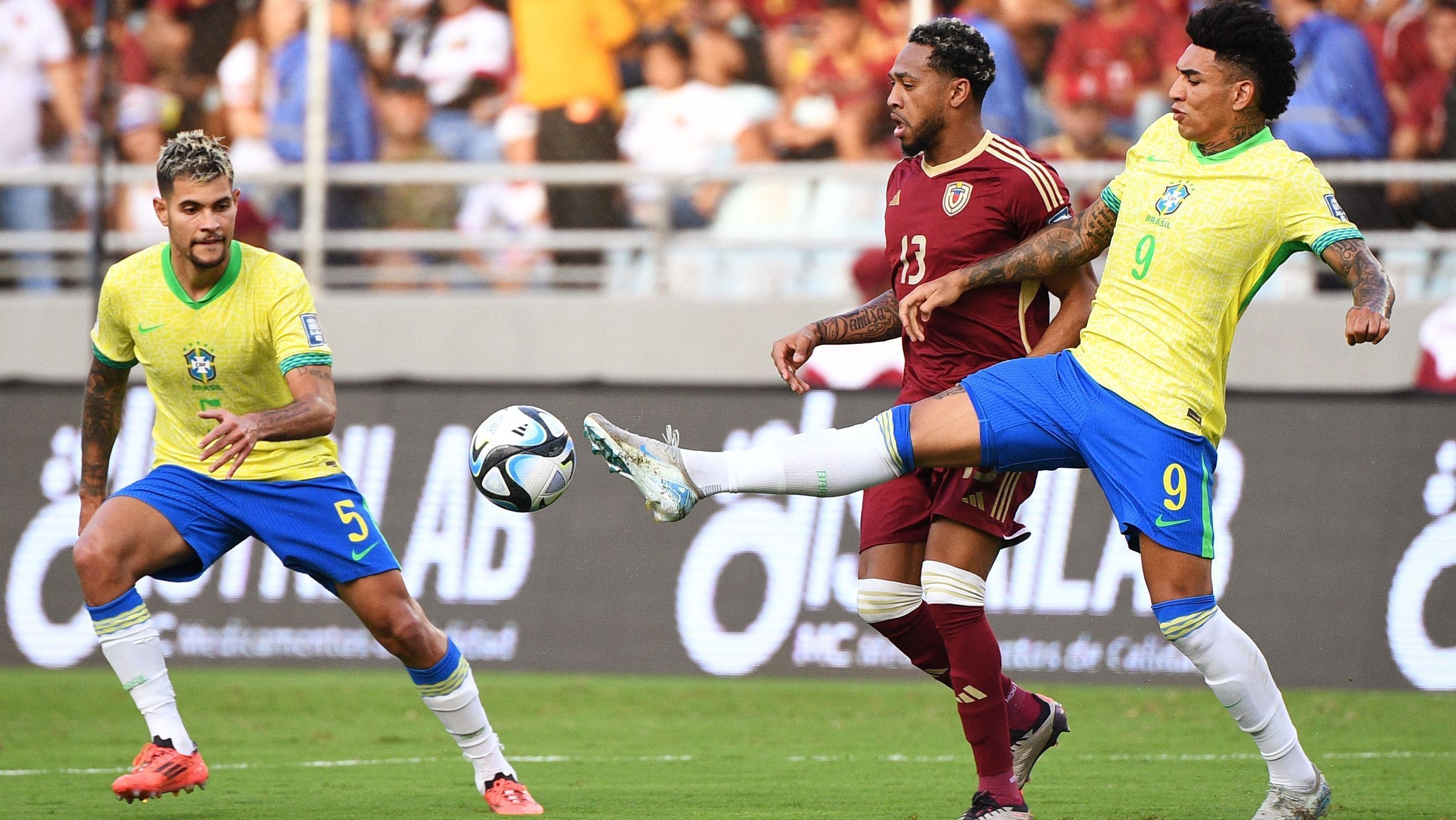 Lance de Venezuela x Brasil pelas Eliminatórias • Reprodução/X Conmebol
