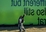 "Brat" é eleita a palavra do ano do dicionário Collins; saiba o que significa