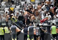 Suspeito de jogar bomba que feriu fotógrafo na final da Copa do Brasil é preso