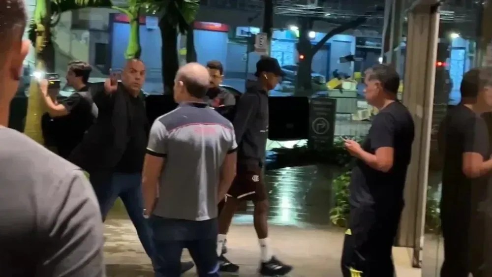Bruno Henrique chegou ao hotel em silêncio e acompanhado de perto pelo vice-presidente de futebol Marcos Braz