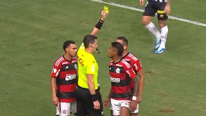 Bruno Henrique reclama com o árbitro em derrota do Flamengo para o Santos, no ano passado