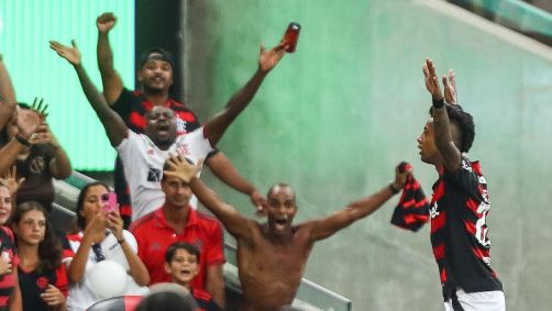 Bruno Henrique comemorando seu gol de número 100 pelo Flamengo contra o Vasco no Carioca