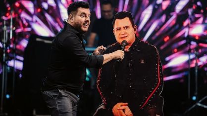 Entre as brincadeiras feitas por Bruno que viralizaram na internet, estão ele levando um totem de papelão para representar o segunda voz que estava afastado