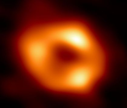 A imagem apresenta a fotografia do buraco negro Sagittarius A*, divulgada pela ESO em 2022.
