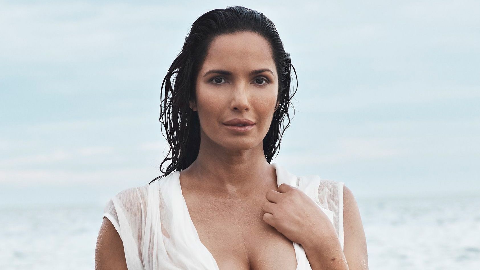 A escritora e modelo Padma Lakshmi foi uma das estrelas que posaram na praia para o calendário 2025 da Pirelli