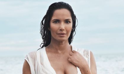 A escritora e modelo Padma Lakshmi foi uma das estrelas que posaram na praia para o calendário 2025 da Pirelli