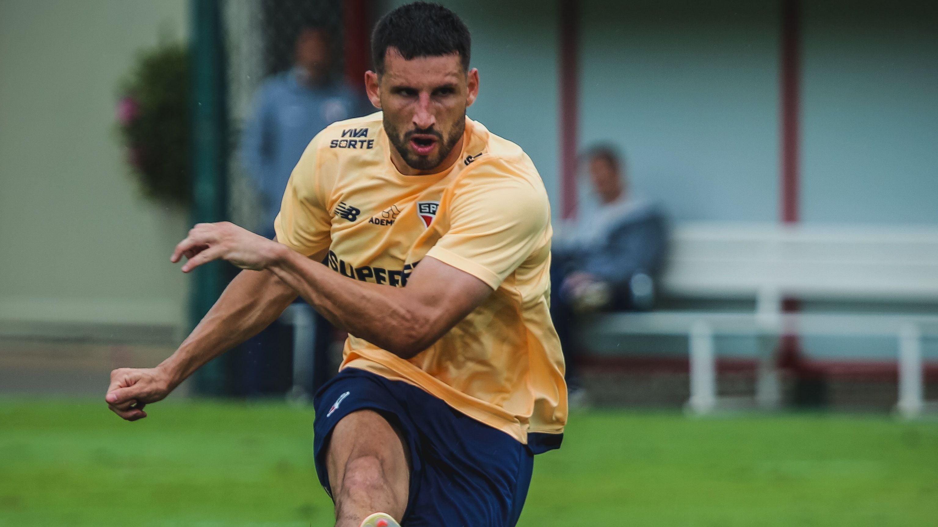 Calleri em treino do São Paulo