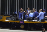 Após explosões, deputados são orientados a não sair do Congresso