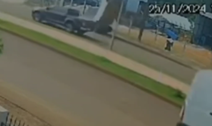 Estacionado e sem motorista, carro capota sozinho no Paraná; veja