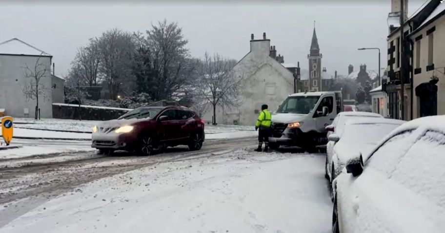 Carros ficam cobertos de neve no Reino Unido após passagem da Tempestade Bert • Reprodução/Reuters