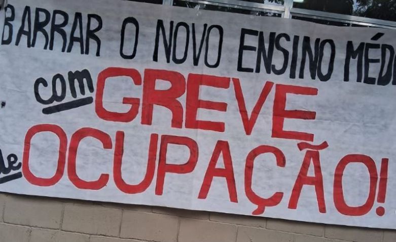 Cartaz usado por estudantes • Reprodução/Redes sociais