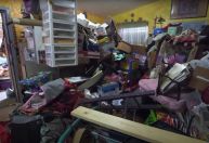 Acumuladores: mulher guarda comida vencida há 40 anos em casa