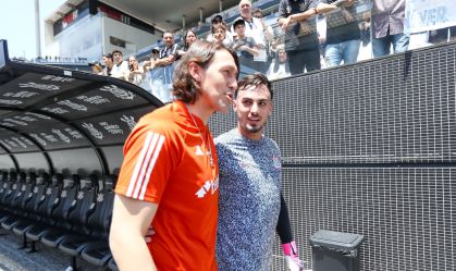 No Cruzeiro, Cássio vai ao vestiário do Corinthians e distribui presentes
