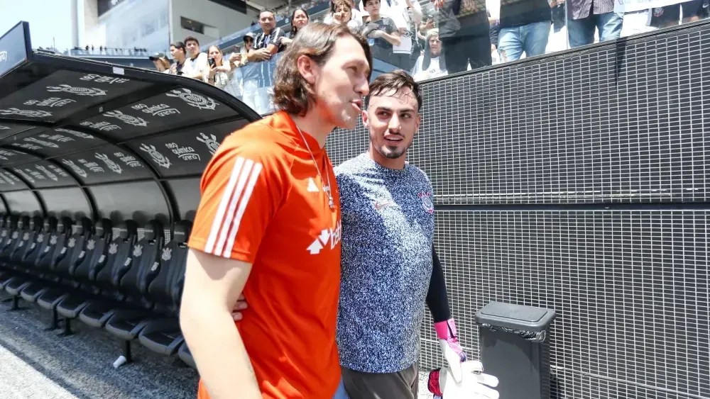 Cássio conversa com goleiro Matheus Donelli, reserva do Corinthians