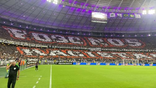 Torcida do Ceará faz mosaico com os dizeres "Fogo nos racistas" antes de jogo contra América-MG