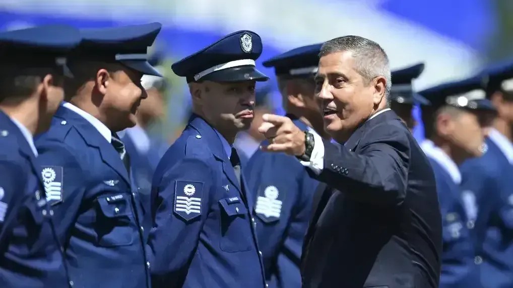 O ministro da Defesa, Braga Netto, durante a cerimônia militar de promoção de Graduados do Quadro Especial de Sargentos (QESA), na Base Aérea de Brasília.