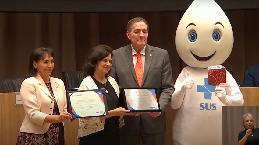 Certificado foi entregue nesta terça-feira (12). • Reprodução/Youtube/Ministério da Saúde