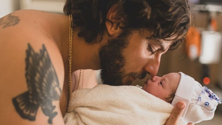 Chay Suede anunciou, neste domingo (10), o nascimento de Ana, sua terceira filha com Laura Neiva • Instagram/Chay
