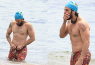 Chay Suede faz treino de natação na Praia de Copacabana; veja imagens