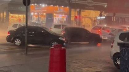 Chuva paralisa transito na Zona Sul de São Paulo (SP)