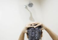 Fazer xixi durante o banho faz mal? Especialistas explicam prós e contras