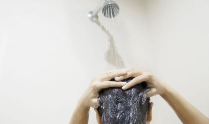 Fazer xixi durante o banho faz mal? Especialistas explicam prós e contras