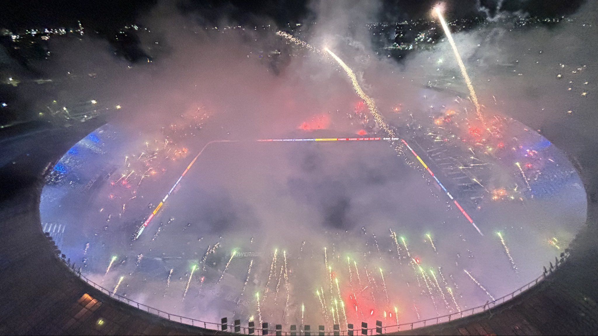 Torcida do Racing faz festa no Cilindro, em Avellaneda