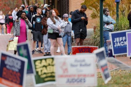 Eleitores fazem fila para votar no estado da Carolina do Norte, nos Estados Unidos