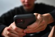 Austrália aprova lei inédita no mundo para proibir redes sociais a menores de 16