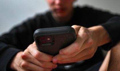Austrália aprova lei inédita no mundo para proibir redes sociais a menores de 16