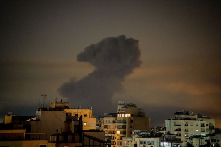 A fumaça sobe depois que um ataque aéreo israelense atingiu os subúrbios ao sul de Beirute, em 9 de novembro. • Nael Chahine/AFP/Middle East Images/Getty Images via CNN Newsource