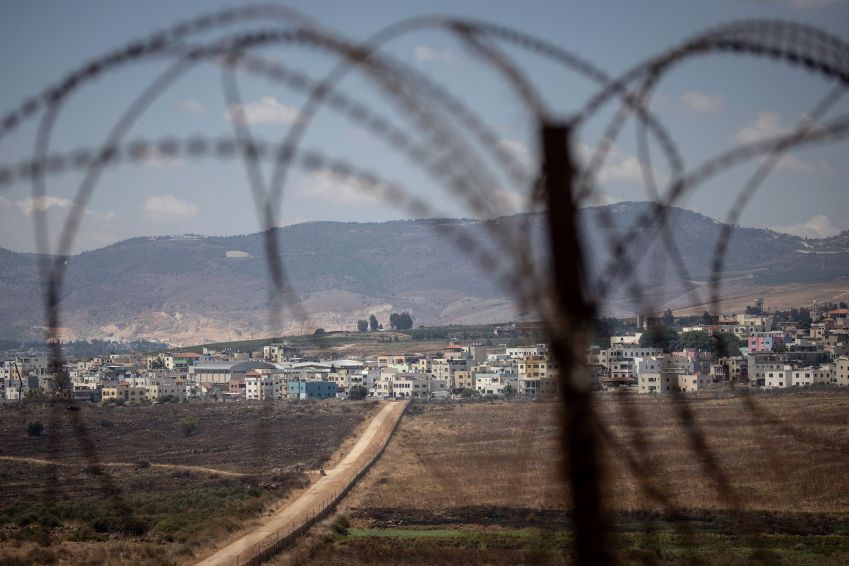 A linha azul que divide Israel (à esquerda) e o Líbano (à direita) pode ser vista enquanto se olha para a cidade fronteiriça libanesa de Aadaysit a partir da base da UNIFIL em Kafarkila, Líbano, em 16 de agosto. • Chris McGrath/Getty Images via CNN Newsource