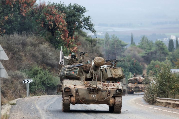 Um soldado israelense viaja em um veículo militar, depois que um cessar-fogo foi acordado entre Israel e o Hezbollah apoiado pelo Irã no Líbano, perto da fronteira entre os dois países. • Ronen Zvulun/Reuters via CNN Newsource