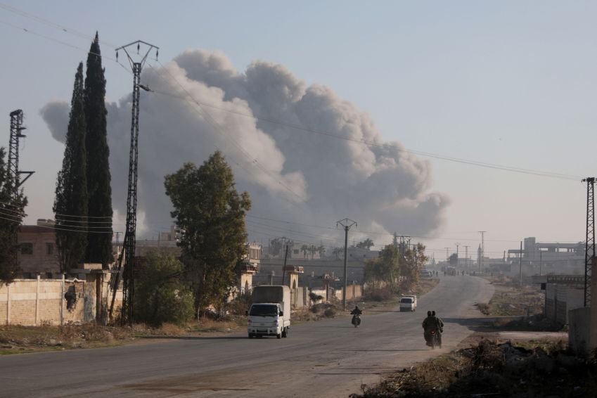 Combatentes entram nos distritos de Rashidin, nos arredores de Aleppo, Síria, na sexta-feira, 29 de novembro. • Bakr Alkasem/AFP/Getty Images via CNN Newsource