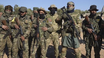 Combatentes da oposição síria entram na vila de Anjara, a oeste de Aleppo, na quinta-feira, 28 de novembro.