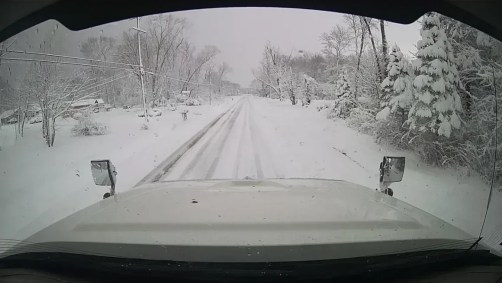 Departamento de Transportes de Ohio enviou mais de uma dúzia de equipes para consertar estradas devido à neve com que caiu no condado de Ashtabula