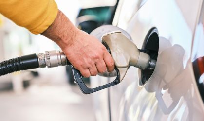 Gasolina e etanol iniciam 2025 com preço em alta puxada por dólar, mostra IPTL