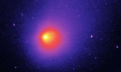 A fotografia capturada pelo telescópio Spitzer, da Nasa, mostra o cometa 29P ficar mais brilhante após erupções criovulcânicas.