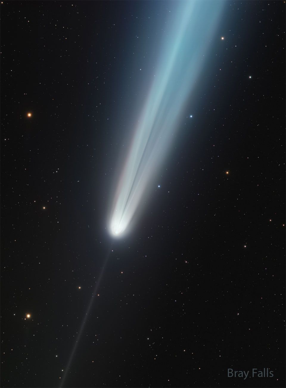 Imagem do "cometa do século" intriga cientistas com fenômeno inesperado na cauda • Bray Falls