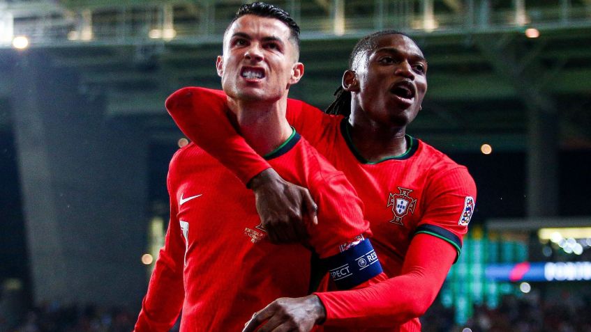 Cristiano Ronaldo comemora com Rafael Leão um dos gols marcados por Portugal • Reprodução/X @EURO2024