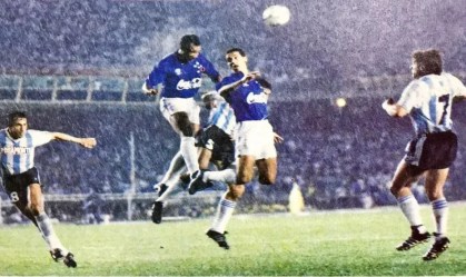 Lance de Cruzeiro x Racing, pela ida da final da Supercopa Libertadores de 1992
