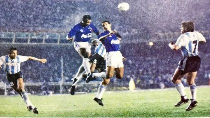 Lance de Cruzeiro x Racing, pela ida da final da Supercopa Libertadores de 1992
