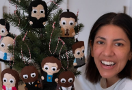 Atriz de "Brooklyn 99" monta árvore de Natal com decorações da série; veja