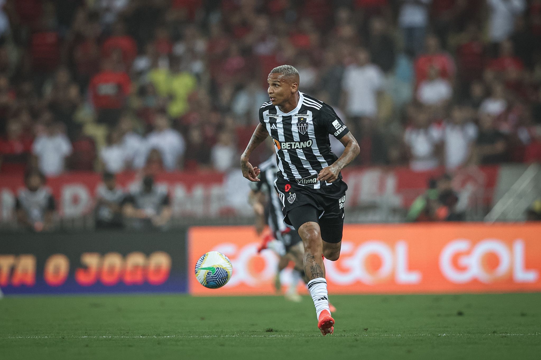 Deyverson no duelo entre Flamengo e Atlético-MG