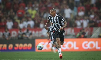 Deyverson no duelo entre Flamengo e Atlético-MG