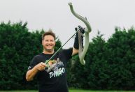 Youtuber de vida selvagem morre após picada de cobra; conheça Dingo Dinkelman